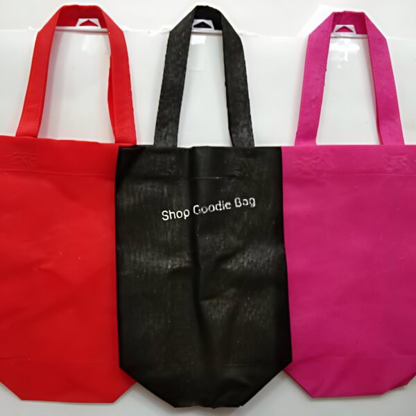 1 KODI  (ISI 20 pcs ) Goodie Bag Spunbond Handle Box UK 20X25X9 / Goodie Bag / Tas Kain Polos - Gambar 5